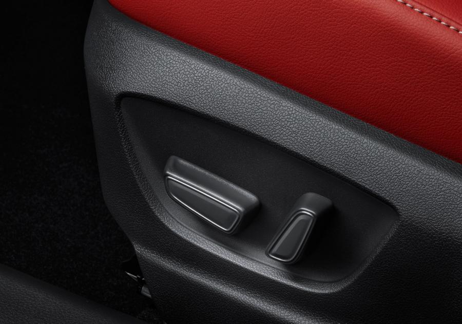 Детали интерьера Toyota Camry WS Black Edition 2020 года  (фото 10 из 10)